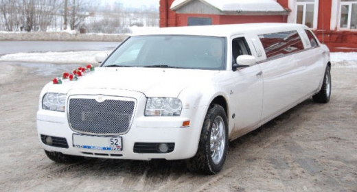 Chrysler 300C белый